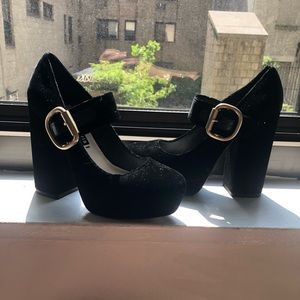 Alice + Olivia velvet Mary Jane heels